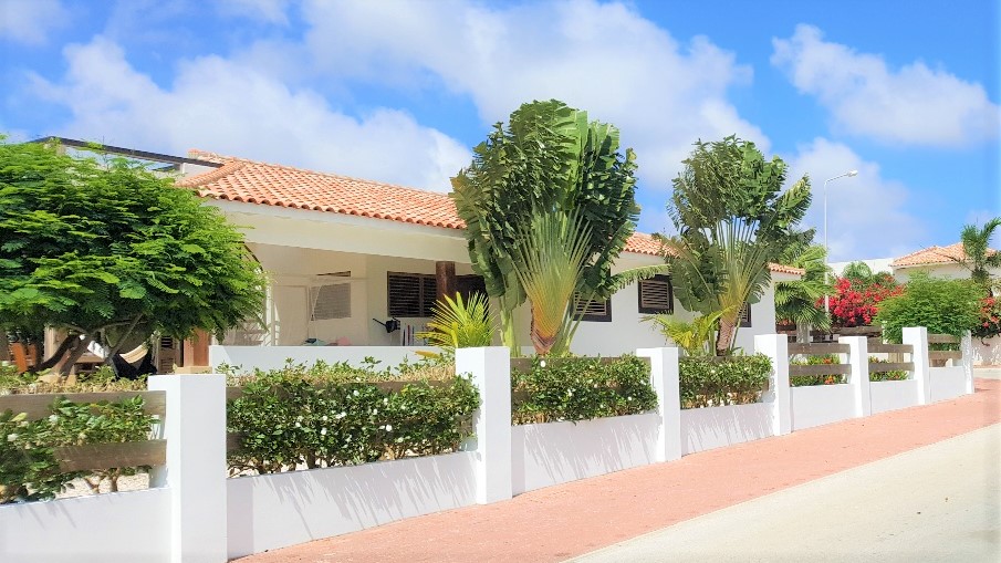 Bonaire Villa Caribbean Dream side view tropical garden